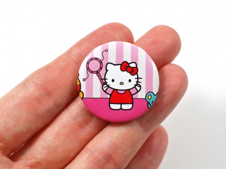 Hello Kitty pin