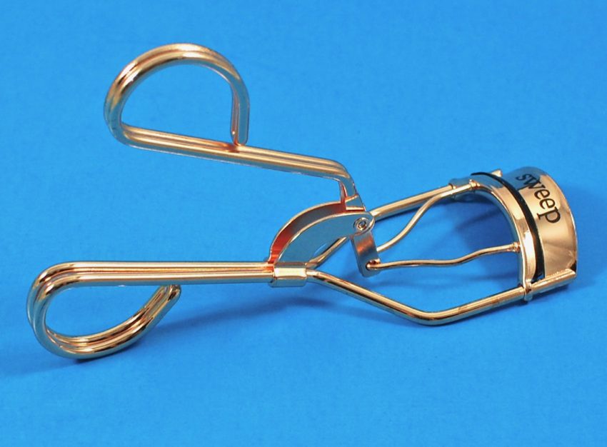 Sweep lash curler
