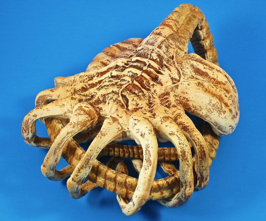facehugger posable replica