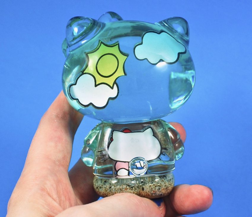 Hello Kitty beach figure